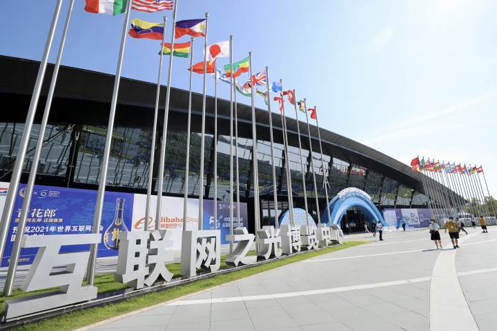 互聯(lián)網(wǎng)擁抱經(jīng)濟新聞稿件(互聯(lián)網(wǎng)擁抱經(jīng)濟新聞稿件怎么寫)