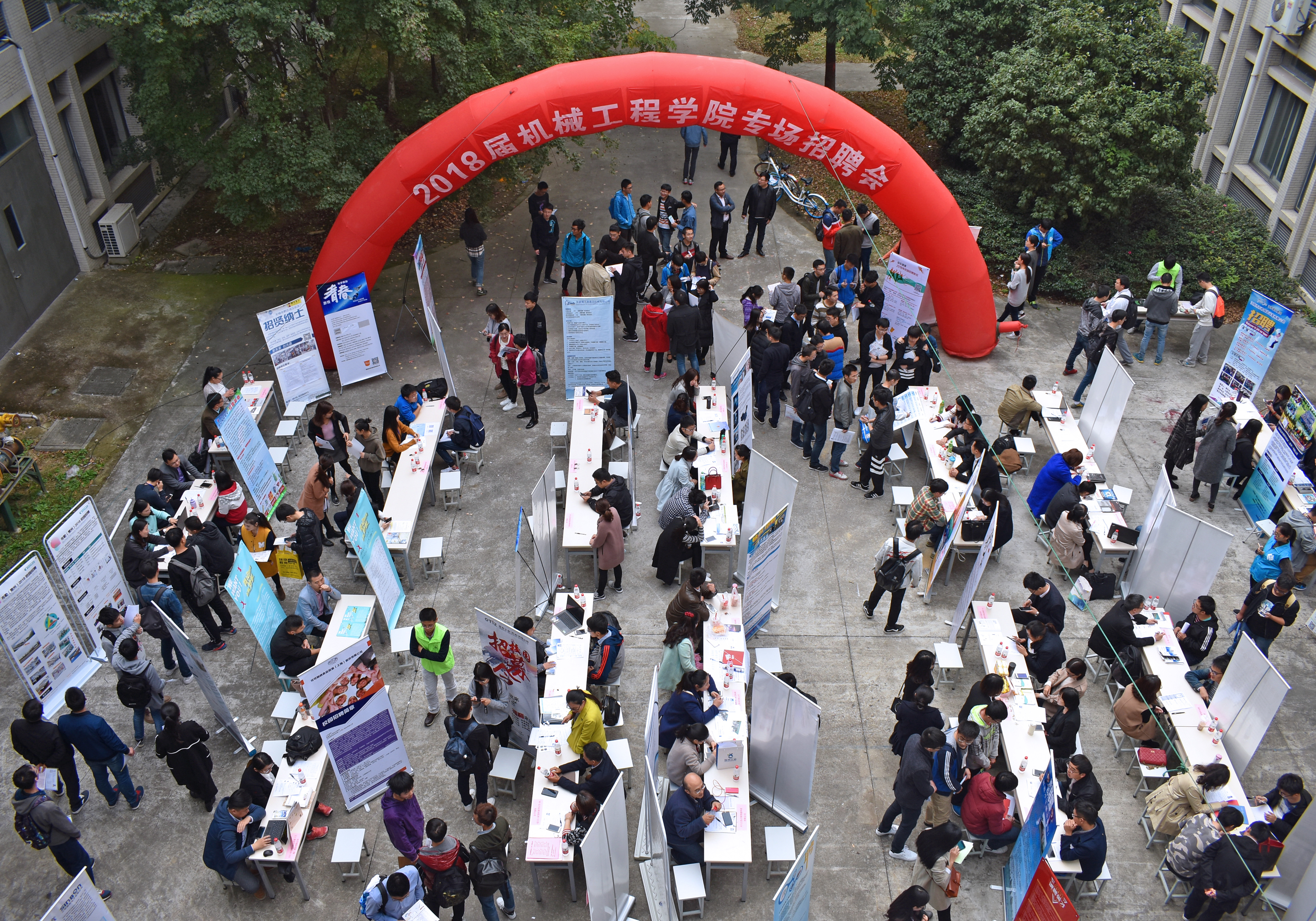 互聯(lián)網(wǎng)招聘會新聞(互聯(lián)網(wǎng)招聘文案廣告語)